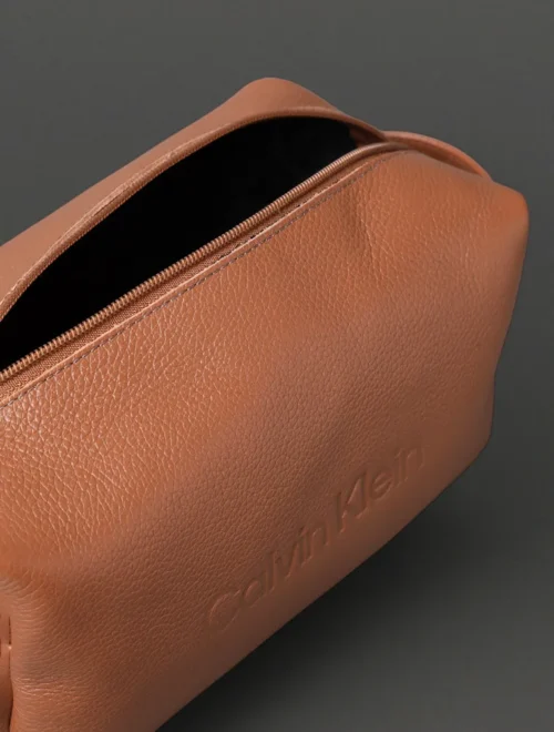 Necessaire Calvin Klein em couro marrom - Imagem 3